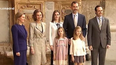 Los Reyes, sus hijas y la Reina Sofía asisten a la misa de Pascua en Palma