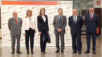 La Reina conoce por dentro el corazón operativo de Cruz Roja Española