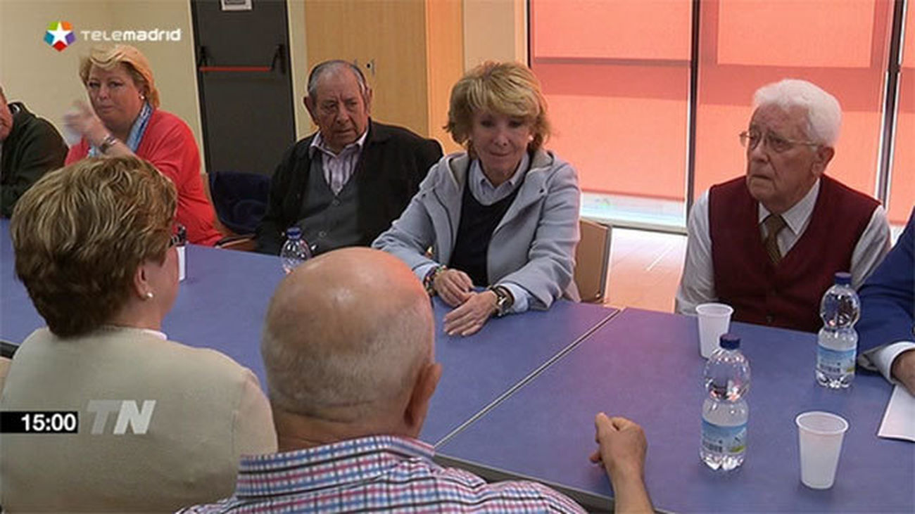 Aguirre hace campaña a pie de calle en el distrito de Barajas