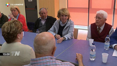 Aguirre hace campaña a pie de calle en el distrito de Barajas