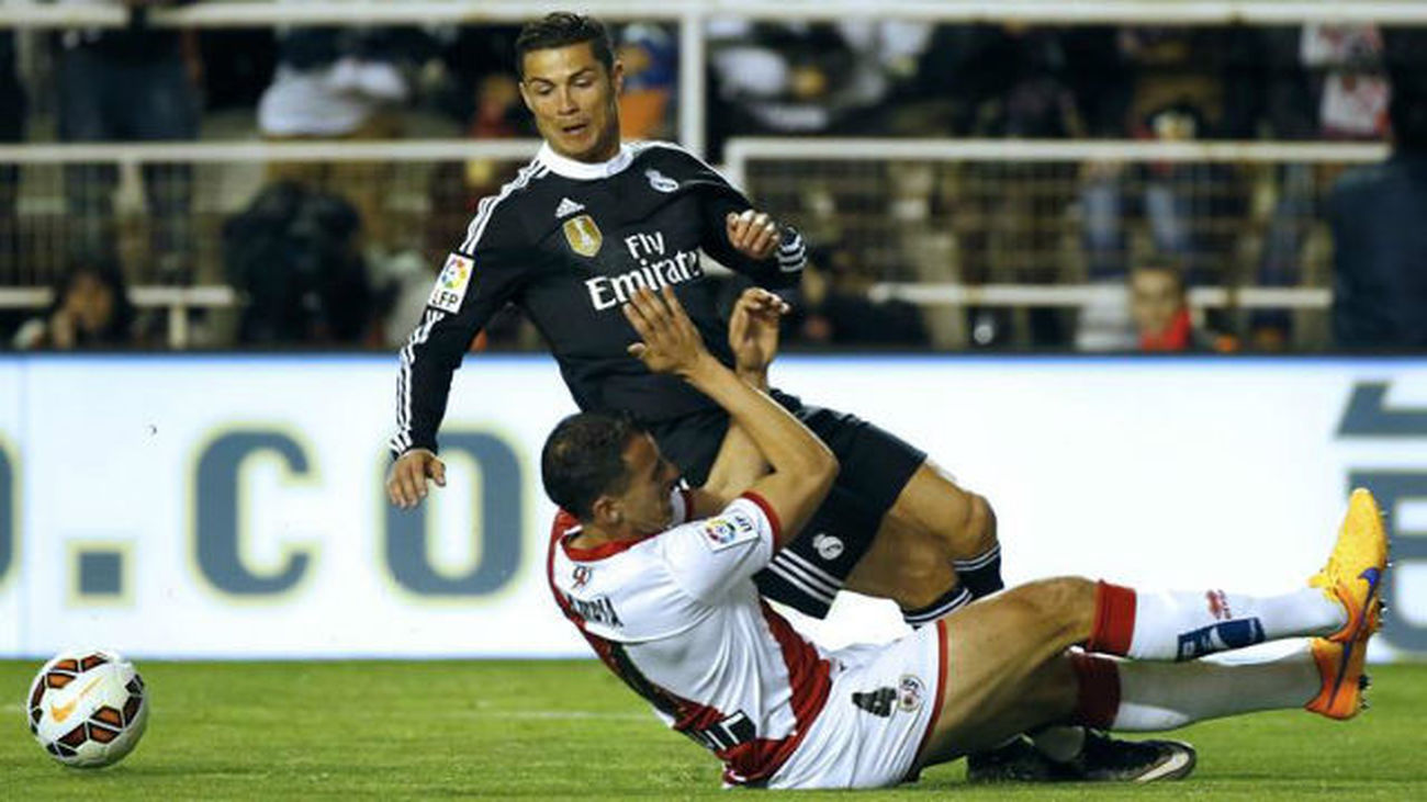 0-2. El Real Madrid gana en Vallecas para seguir la estela del Barça