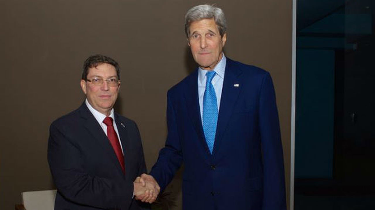 John Kerry saluda al ministro cubano de Relaciones Exteriores, Bruno Rodriguez