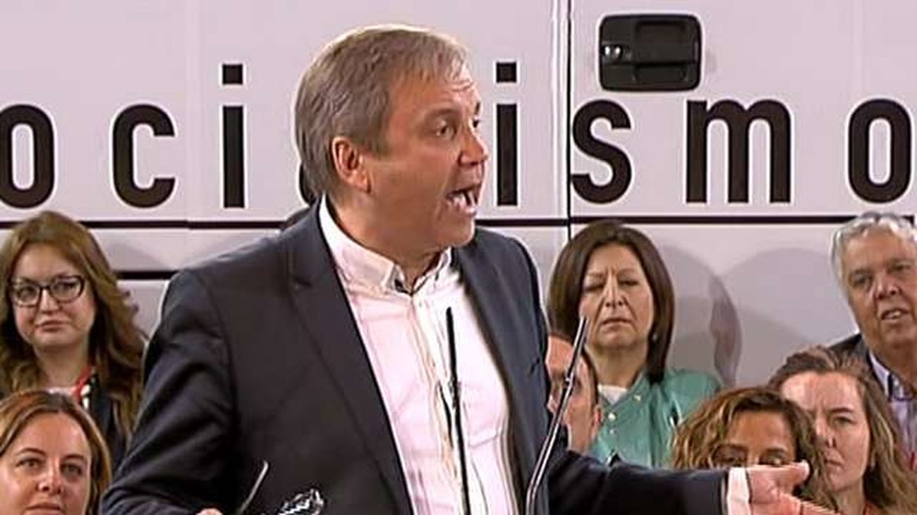 El PSOE reivindica su pasado y sus siglas para volver a ganarse a la gente