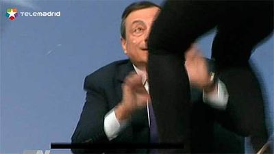 Una mujer se abalanza sobre Draghi en plena rueda de prensa