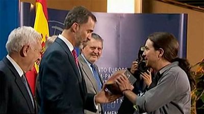 Pablo Iglesias le regala 'Juego de Tronos' a Felipe VI