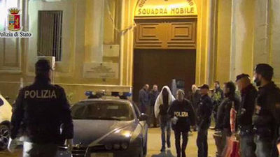 La Policía italiana detiene a 15 personas por tirar por la borda de la patera a doce cristianos
