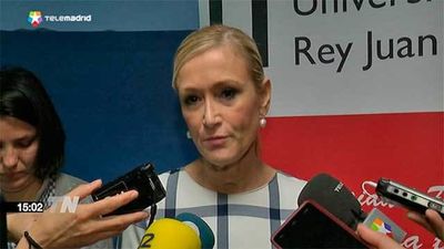 Cifuentes estudiará cómo ayudar a las familias a costear los másteres