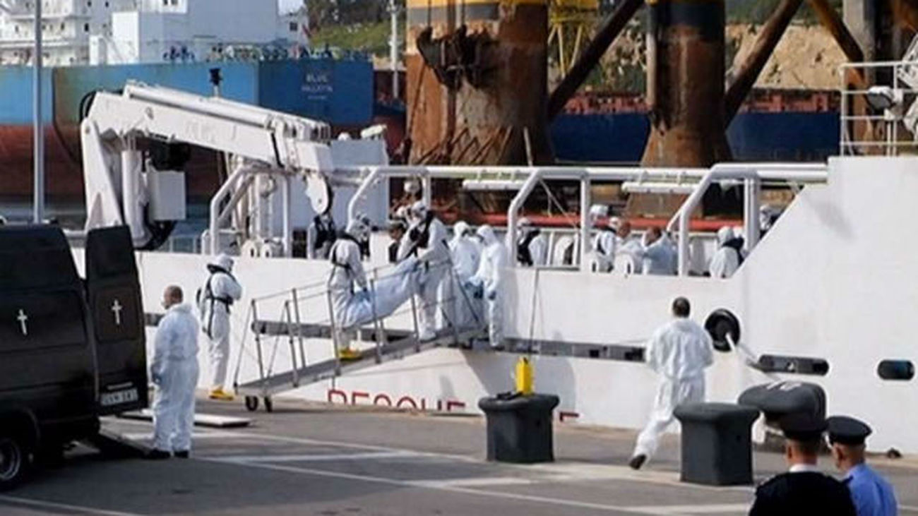 Llegan a Malta 27 supervivientes del naufragio de un barco con más de 700 inmigrantes