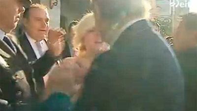 Una activista de Femen se abalanza sobre Fernández Díaz con el pecho desnudo