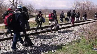 Miles de personas atraviesan a pie Grecia para a llegar a otras zonas de Europa