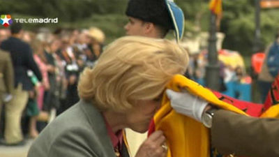 Dancausa y 500 ciudadanos juran la bandera en la Plaza de Oriente