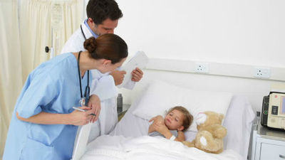 Un osito de peluche médico para hacer más fácil la vida de los niños enfermos