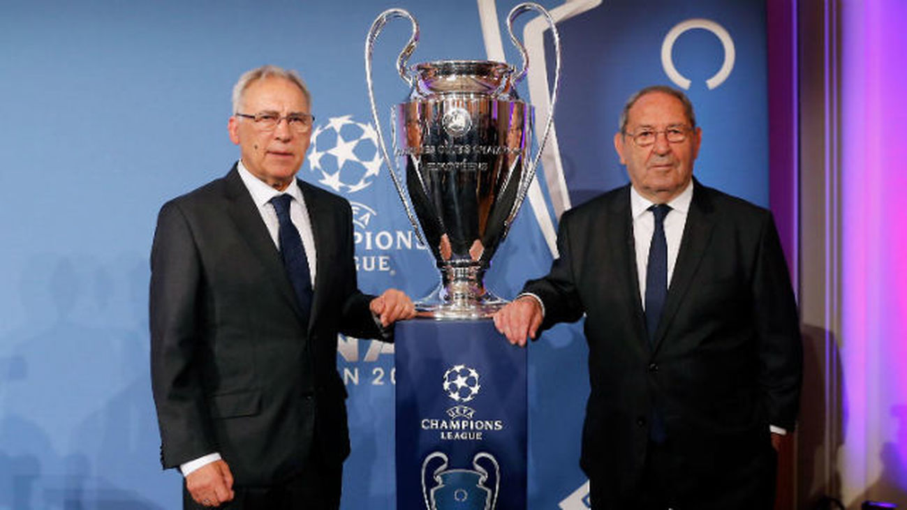 El Real Madrid entrega a Berlín el trofeo de la Champions