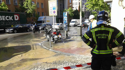 La rotura de una tubería deja una balsa de agua en Ronda de Valencia y dificulta el tráfico