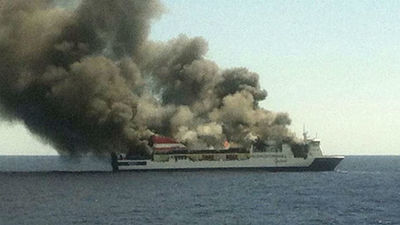 Llegan al puerto de Palma los evacuados del ferry incendiado
