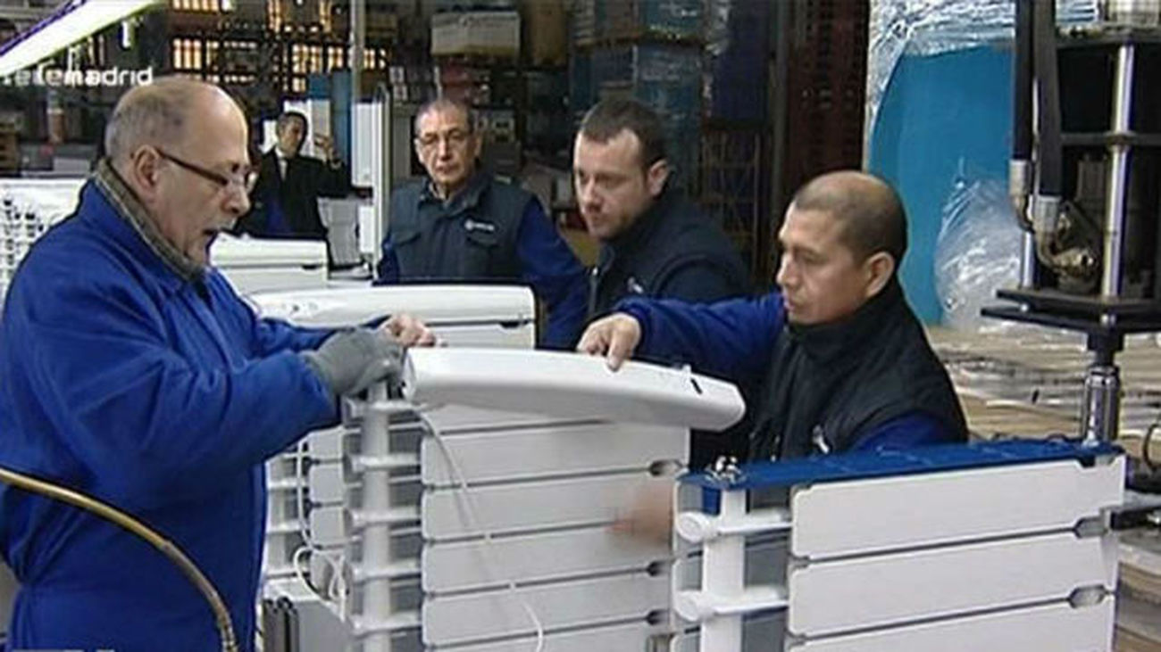 Trabajadores en factoría de radiadores