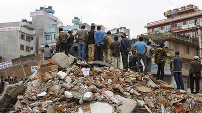Nepal reconstruye viviendas y prende velas un año después del terremoto