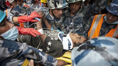 Rescatan a una mujer tras 128 horas bajo los escombros en Nepal