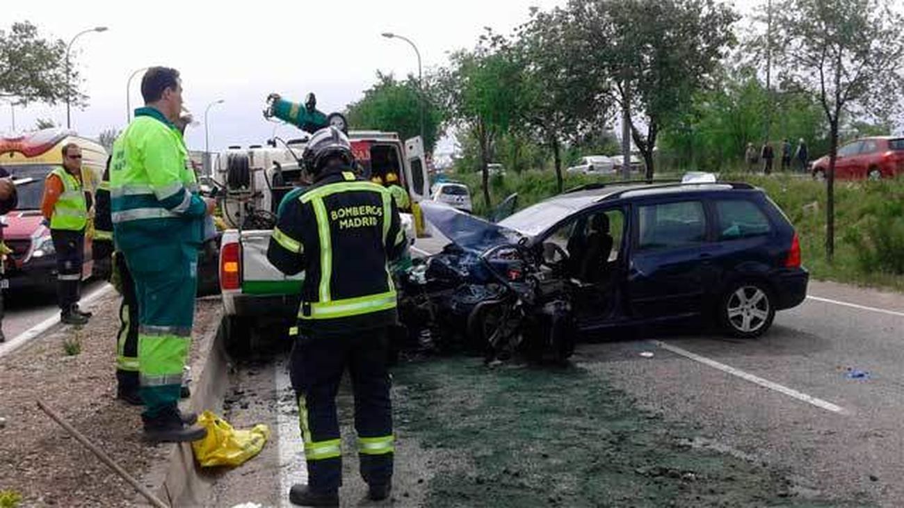 Un herido grave en un aparatoso accidente entre un coche y un todoterreno de Medio Ambiente