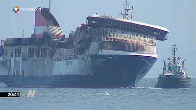 El 'ferry' incendiado llegó al puerto de Sagunto tras ser remolcado 24 horas