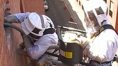 Retiran una colmena de abejas de un metro y medio de profundidad incrustada en un edificio