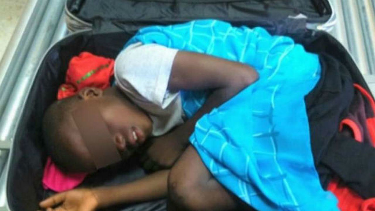 Niño introducido en una maleta