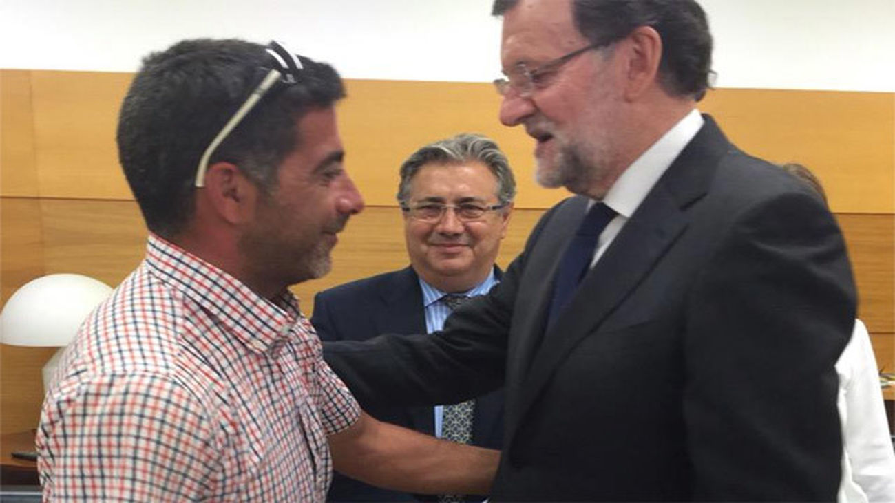 Rajoy saluda a Manuel, el agricultor que ha salvado a los heridos del A400M