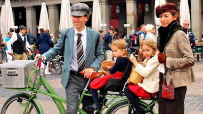 Desfile de ciclistas vestidos de época para exigir facilidades para las bicis
