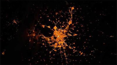 Una astronauta saca una fotografía de la ciudad  de Madrid desde la Estación Espacial Internacional