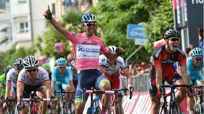 Giro: Matthews refuerza su 'maglia rosa' con una victoria
