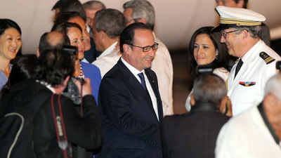 Hollande llega a Cuba en visita oficial, la primera de un presidente francés