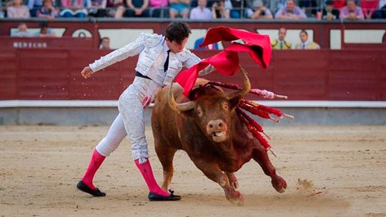 Primera de feria: Oreja para Juan del Álamo en presencia del rey