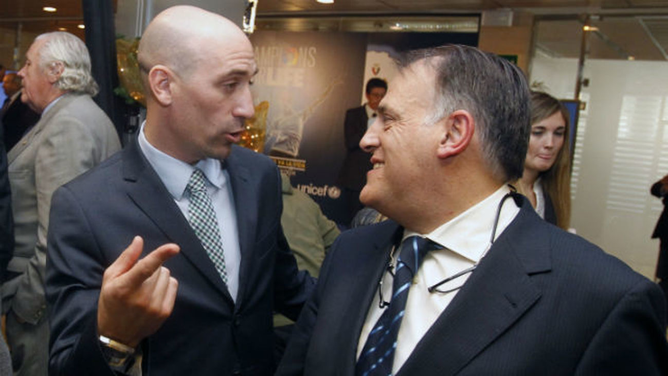 Tebas y Rubiales salen en defensa del VAR, pero con matices