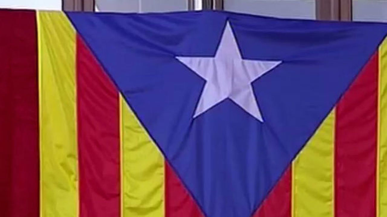 La Junta Electoral ordena quitar banderas independentistas de los edificios públicos