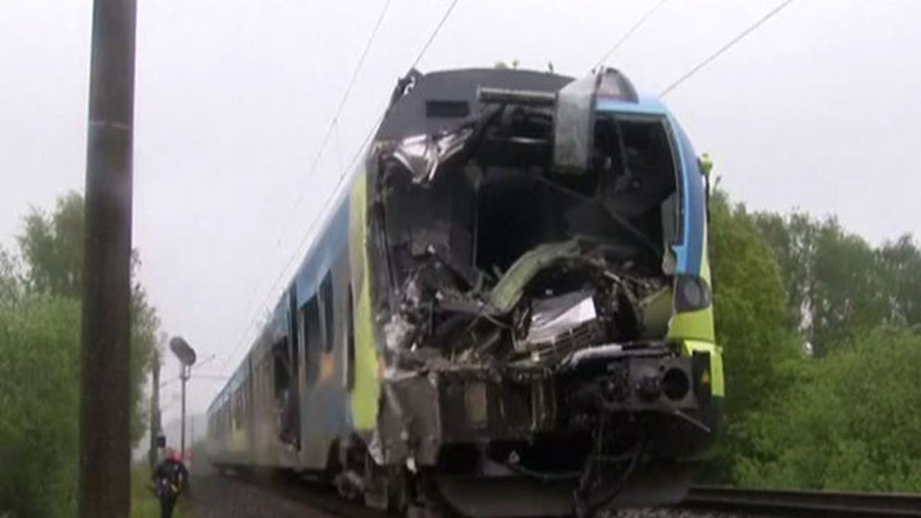 Dos muertos y veinte heridos al chocar un tren y un camión en Alemania