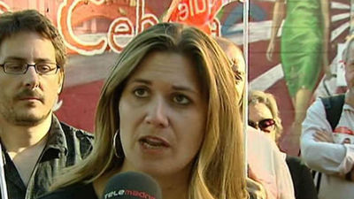 Bronca en el colegio donde vota Raquel López (IU)  al impedirse a los medios tomar imágenes de su votación