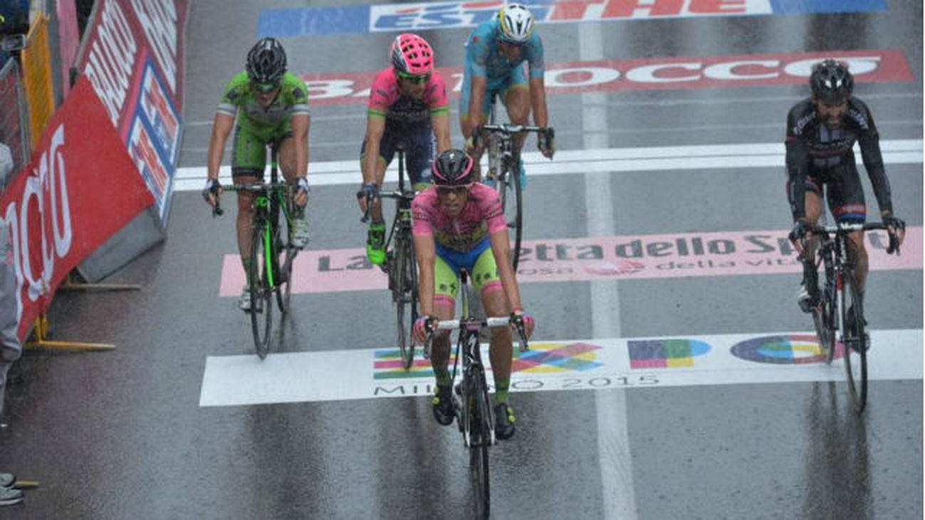 Giro: Contador mete 14 segundos a Aru; etapa para Gilbert