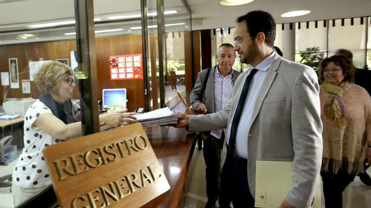 Antonio Hernando, y otros portavoces de otros grupos parlamentarios presentan ante el Tribunal Constitucional, un recurso de in