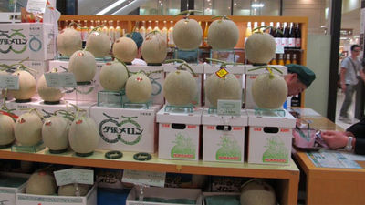 Venden dos melones por 12.000 euros en una subasta en Japón
