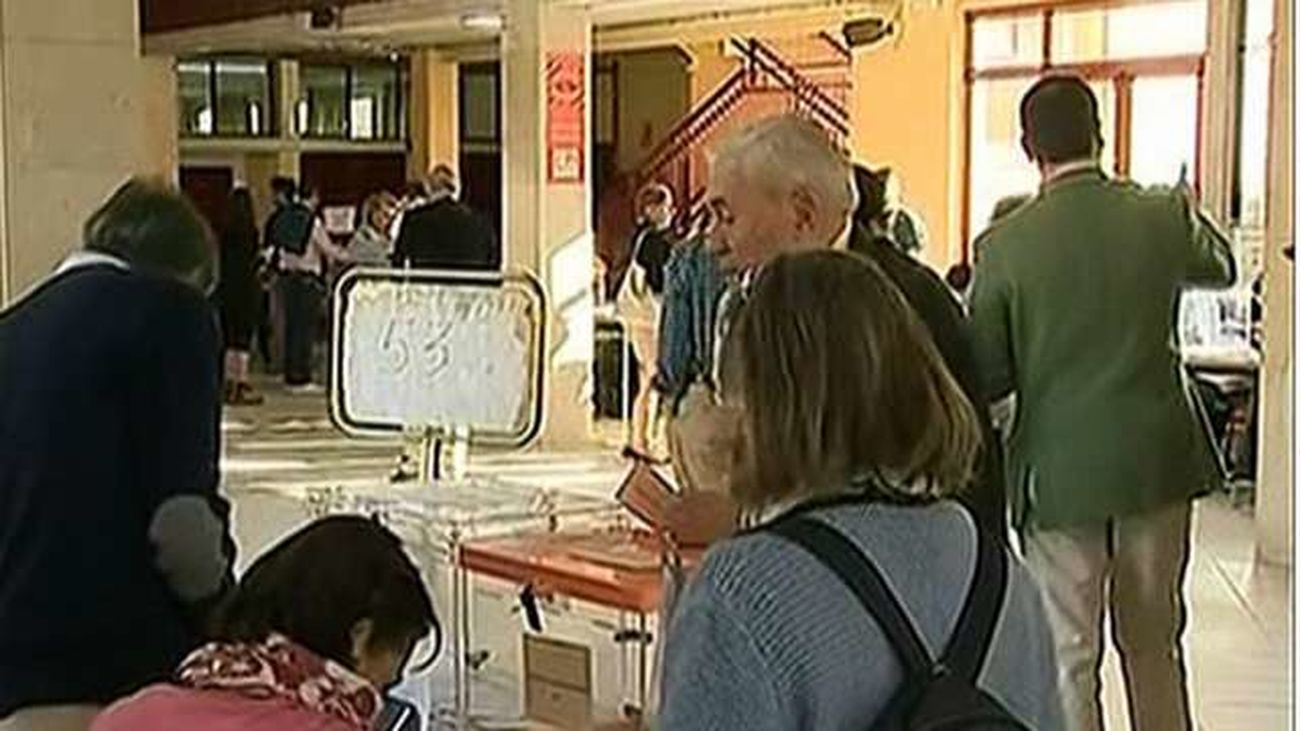 La participación se sitúa en el 49,77% a las 18.00 horas, ligeramente superior a la de 2011