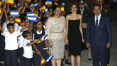 La Reina muestra su "implicación directa" en el "compromiso" de lucha contra la pobreza