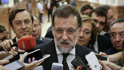 Rajoy no descarta cambios y dice que irán "poco a poco" tomando decisiones