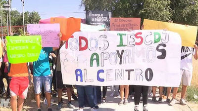 Padres y alumnos del 'Ciudad de Jaén' se concentran a las puertas del centro