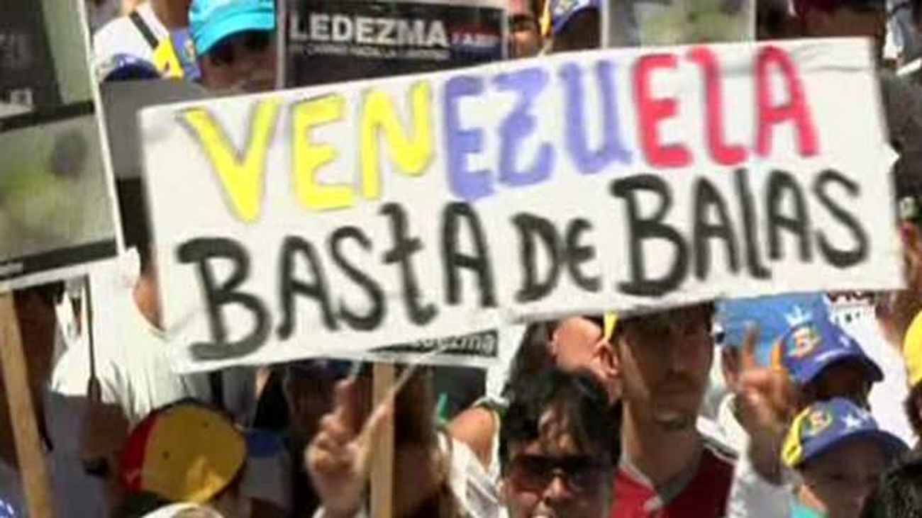 Miles de personas apoyan convocatoria de López en apoyo de opositores presos