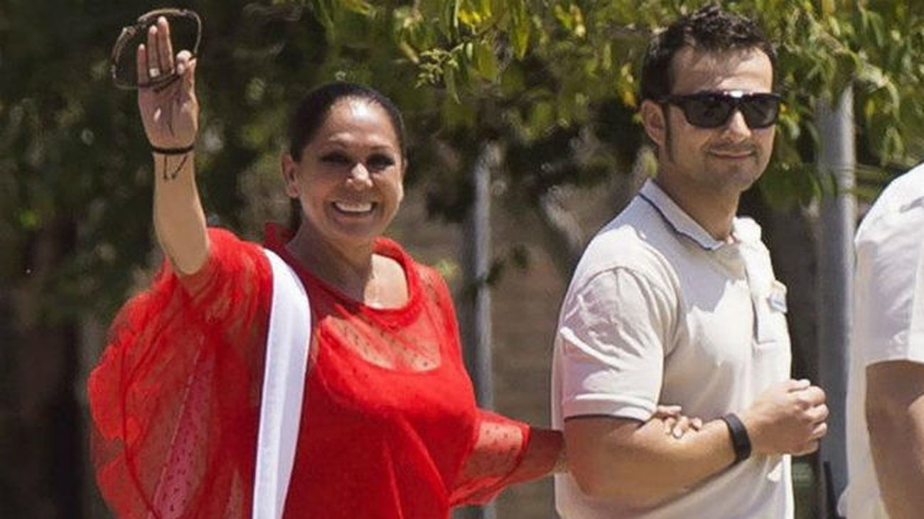 Pantoja saluda al salir de la cárcel