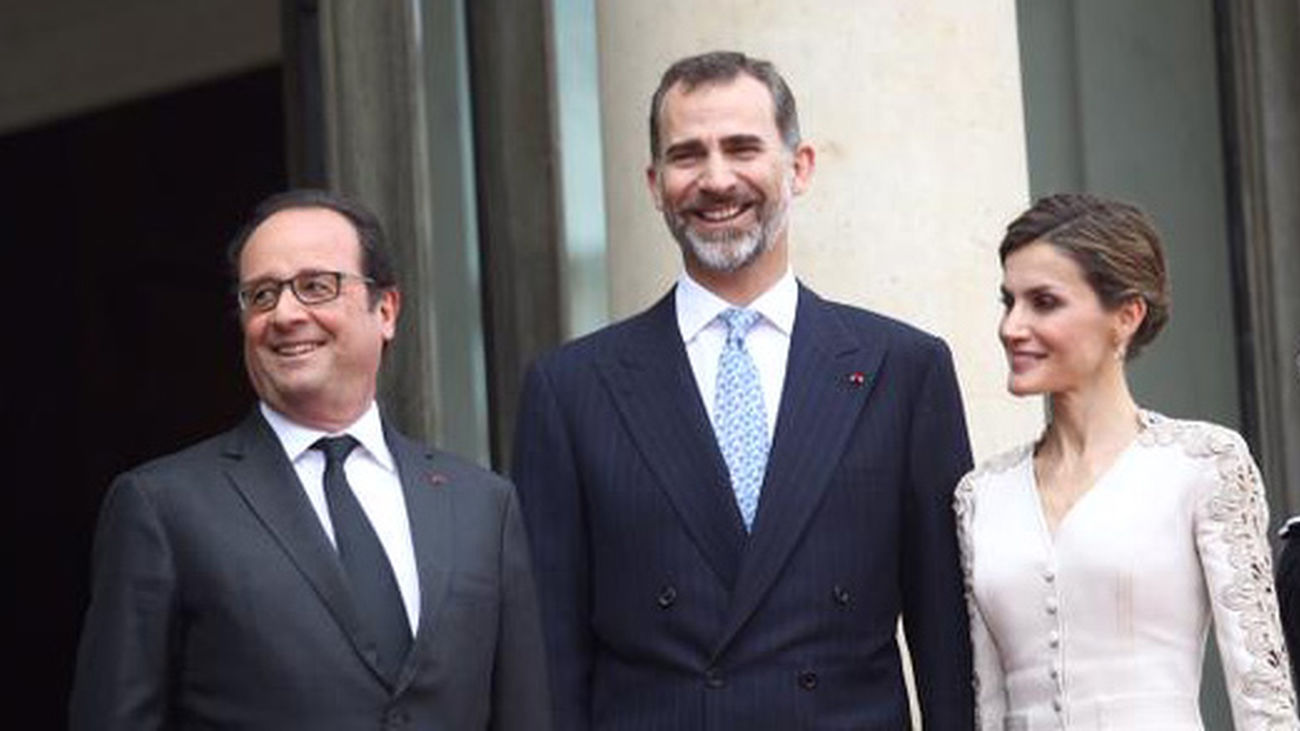 Hollande recibe a los Reyes de España en el Arco del Triunfo