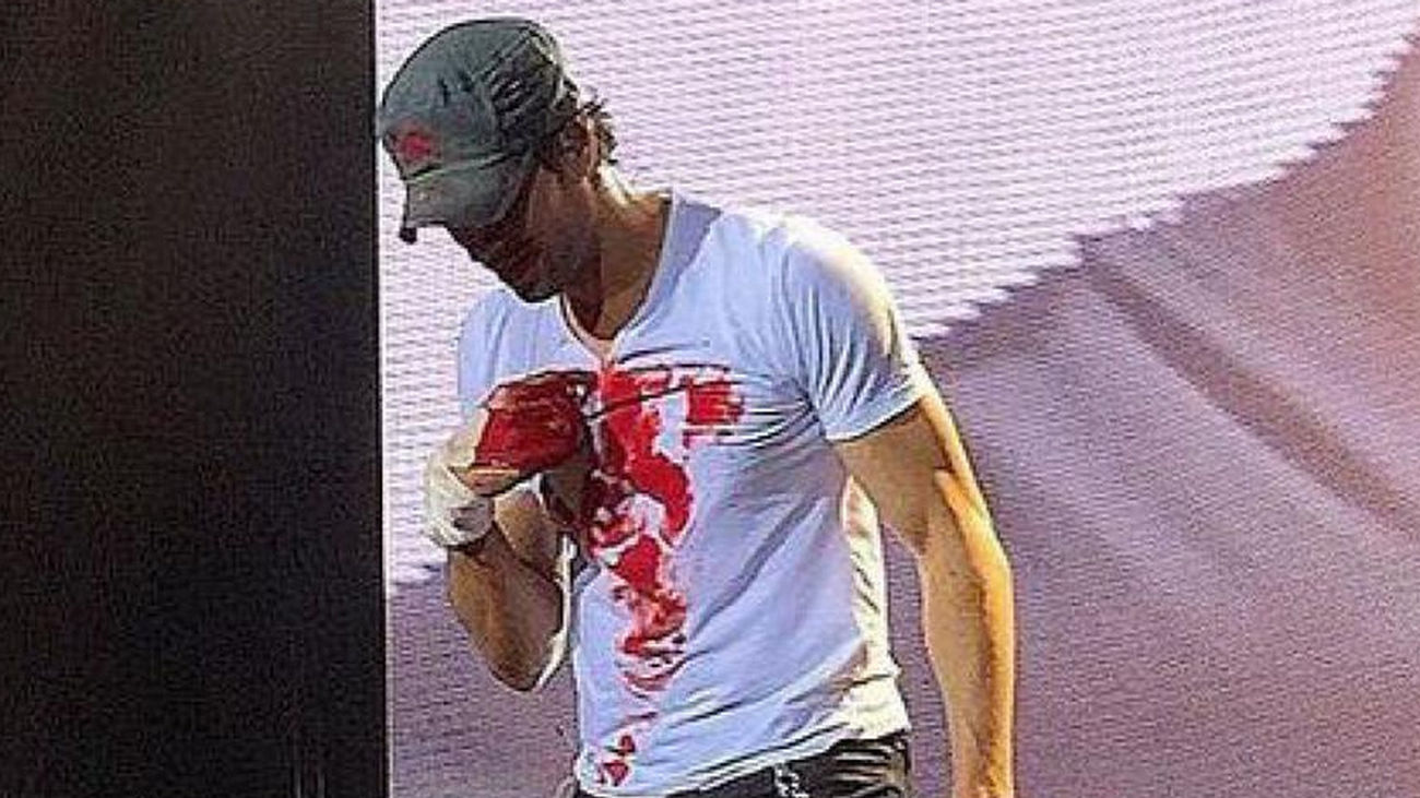 Enrique Iglesias será operado de la mano en la que sufrió cortes con un dron