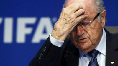 El mundo del fútbol aplaude la marcha de Blatter
