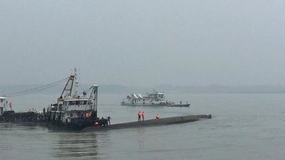 China cree que aún se puede encontrar a "gente con vida" del barco