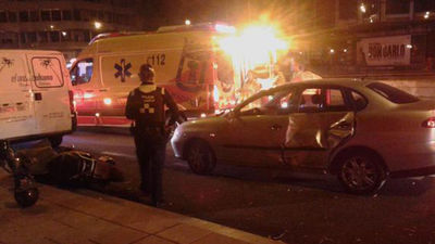 Muere un joven de 23 años tras colisionar un coche y una moto en la calle Cea Bermúdez